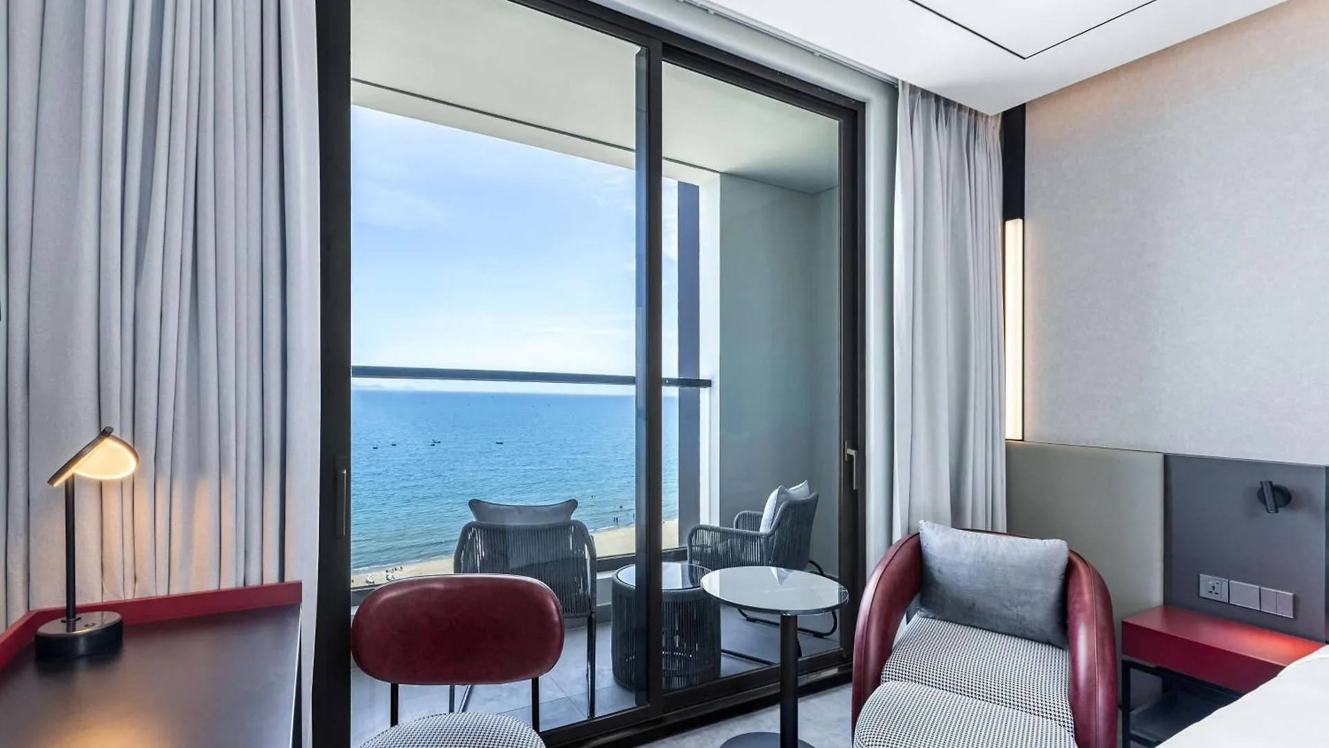 Отель Radisson Red Danang Дананг